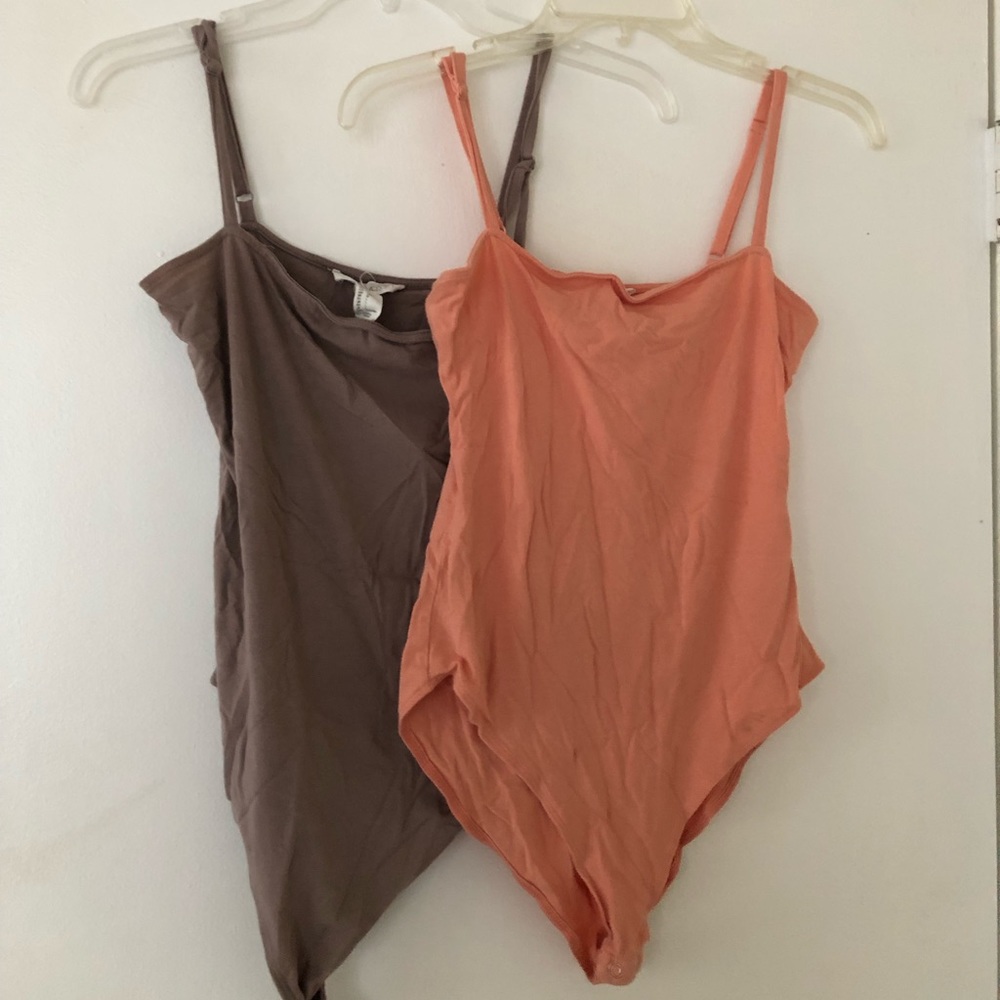 2 bodysuits